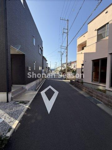 【現地画像あり！】平塚市入野　中古戸建　31.76坪の周辺|小学校近く、コンビニ（徒歩４分）暮らしやすさもお墨付きですよ♪