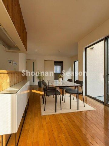 【現地画像あり！】平塚市入野　中古戸建　31.76坪の居間・リビング|インテリアプランが立てやすいLDK（AIホームステージング加工済）

