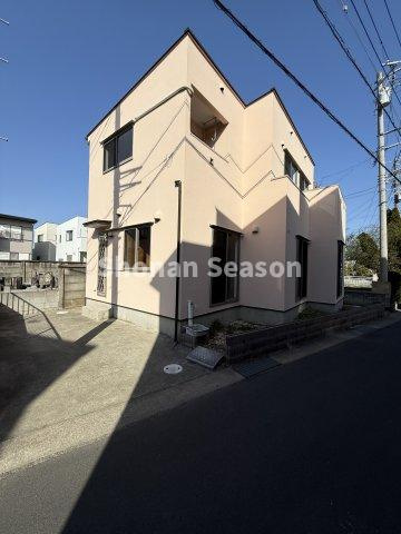 【キッチン】 | お料理に集中でき、且つスペースを有効利用できる壁付けキッチン◎◎　
吊戸棚付きで、キッチン用品もたっぷり収納可能です♪