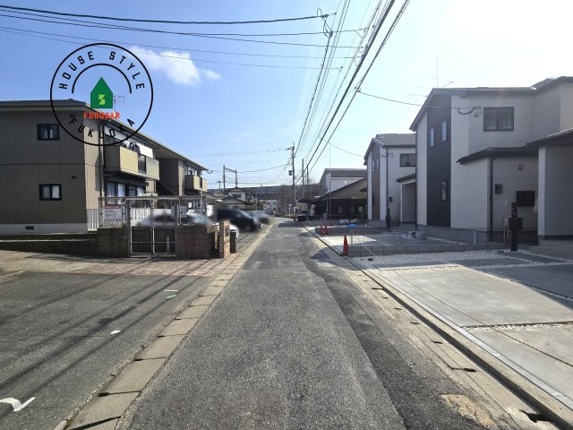 福岡市南区警弥郷1丁目第1-3棟(A号棟)の前面道路含む現地写真|前面道路は閑静な住宅地をはしる車通りの少ない道路。お車の出し入れが苦手なママや小さなお子様にも安心ですね。しっかり舗装もされているので、ベビーカーや自転車で通っても快適に通行できます。
