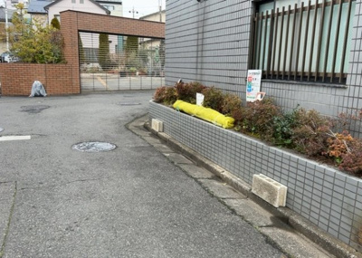 【中庭】 | ノアパレス相南 | 中庭（パティオ）とは、一つの建築物の内部に設けられた、壁などで囲われている庭のことを指します。コの字型、ロの字型が主流ですが、L字型の中庭もあります。最近では、インテリア性の高さからも人気があります。