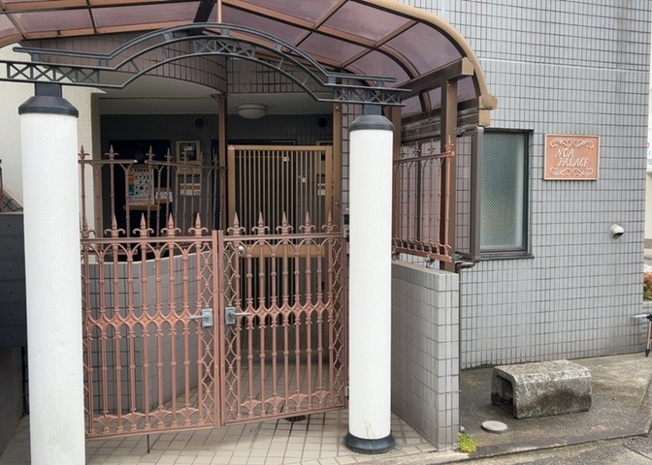【エントランス】 | ノアパレス相南 | マンションのエントランスには、もともと風よけや防犯の役割がありますが、マンションによって宅配ボックスなどの設備が備わっている所もあります。日々の生活をイメージしながら生活しやすさをチェックしましょう。