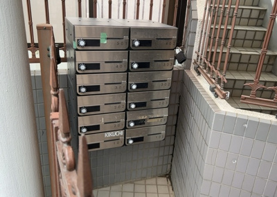 【設備】 | ノアパレス相南 | エントランス付近に設置されている集合ポストは、住んでいる部屋と離れているため、ポストをあさるなど誰かに何かされていても被害に気づきにくいです。入居する時には他人に特定されにくい番号で鍵をかけましょう！