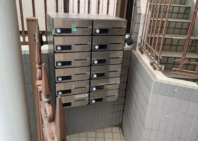 【設備】 | ノアパレス相南 | エントランス付近に設置されている集合ポストは、住んでいる部屋と離れているため、ポストをあさるなど誰かに何かされていても被害に気づきにくいです。入居する時には他人に特定されにくい番号で鍵をかけましょう！