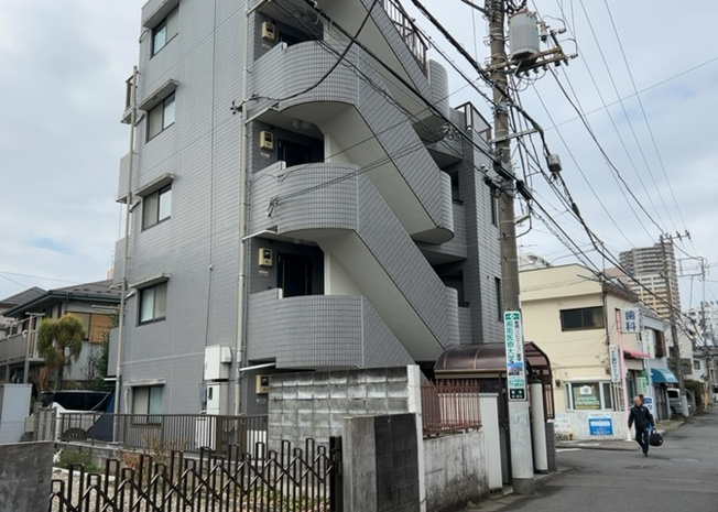 【外観】 | ノアパレス相南 | 隣家の土地はどうなっているのか、生活利便施設が近くにあるのか、学校まで近いかなど、お客様のライフスタイルにあわせたイメージが重要です。また、近くにあると困る施設が近くにないかも確認するといいでしょう。
