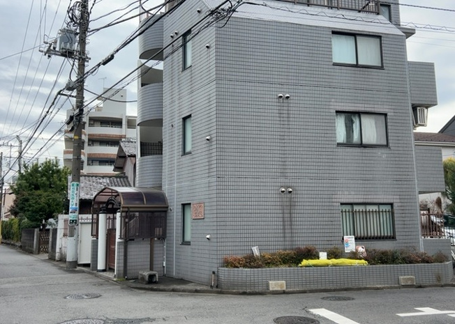 【外観】 | ノアパレス相南 | 道幅が広い場所は日当たりや風通が良好です。幅が広いのですれ違いも可能ですし大きな車でも駐車可能！一方で、大型車が通ることも多くなるため交通量の増加により騒音に繋がります。また土地の値段が高くなります。