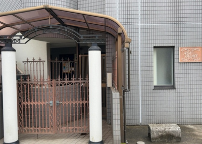 【玄関】 | ノアパレス相南 | 玄関は家の顔でもあり、家族以外の目にも止まる場所です。玄関は外との間を仕切る扉、靴などをしまっておく収納スペース、靴脱ぎのたたきスペース、来客とのやり取りをするドアホンなど複数のアイテムからなります。