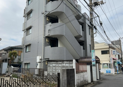 【外観】 | ノアパレス相南 | 外観はマンション管理がされているかの目安になります。築年数が古いと、壁面は劣化してひび割れが生じることも！建物が古びていても細かいところが修繕されていると、きちんと管理されているなぁと感じるでしょう。