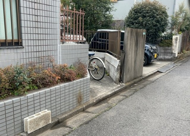 【駐車場】 | ノアパレス相南 | 車一台あたりに必要なスペースは、標準サイズの普通自動車で横幅2m50cm、長さ5mは必要になります。ただし、乗降のことも考慮して横幅3m30cm、長さ5m50cmほどは確保できるところを選びましょう。