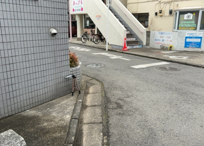 【駐車場】 | ノアパレス相南 | 駐車場と明記されていても、最小スペースでつくられた駐車場だと大型車は駐車できなかったり、出入りしにくくなったりする可能性があります。お車のサイズと購入したい物件の駐車場のサイズを現地で確認しましょう。