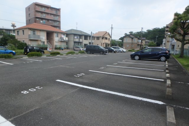 シャトー雁宿の駐車場