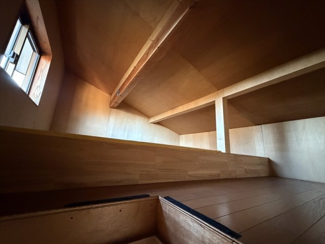 大室山の麓に建つリフォーム済の3LDKのその他|和室上の屋根裏収納
