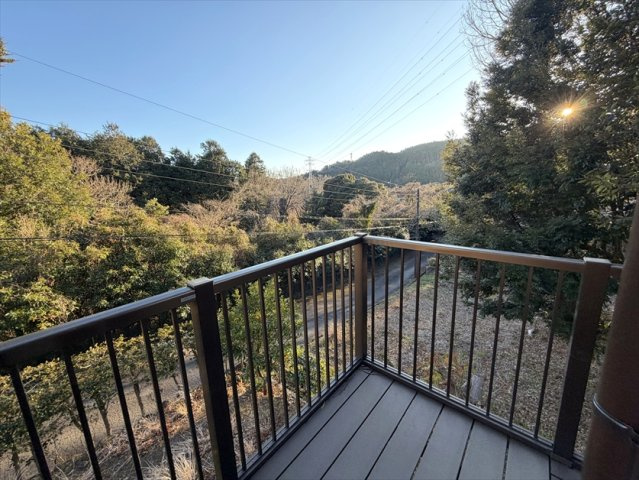 大室山の麓に建つリフォーム済の3LDKのバルコニー|深呼吸したくなる清々しさです