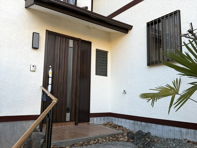 大室山の麓に建つリフォーム済の3LDKの玄関|玄関ドアも交換済み