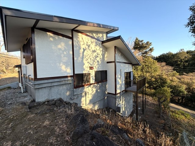 大室山の麓に建つリフォーム済の3LDKの外観|西側の外観