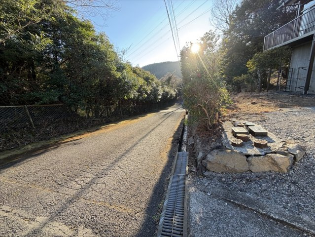 大室山の麓に建つリフォーム済の3LDKの前面道路含む現地写真|駐車場側は幅員5.5mの位置指定道路