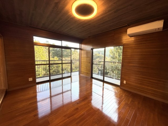 大室山の麓に建つリフォーム済の3LDKの居間・リビング|温かみのあるリビング