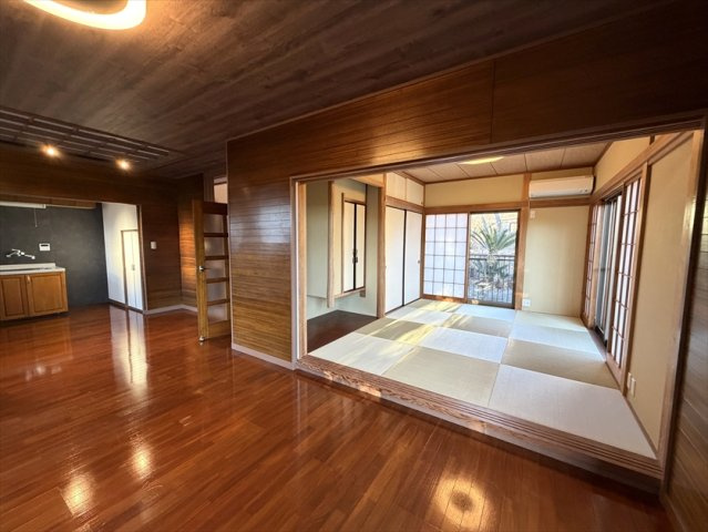 大室山の麓に建つリフォーム済の3LDKの居間・リビング|琉球畳のお洒落な和室