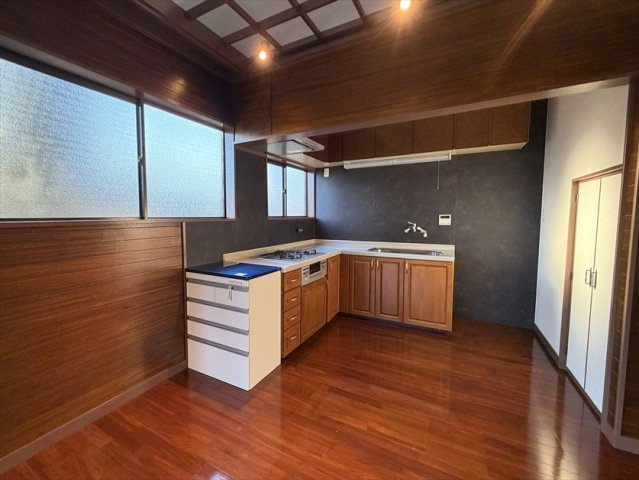 大室山の麓に建つリフォーム済の3LDKのキッチン|L字型の使いやすいキッチン