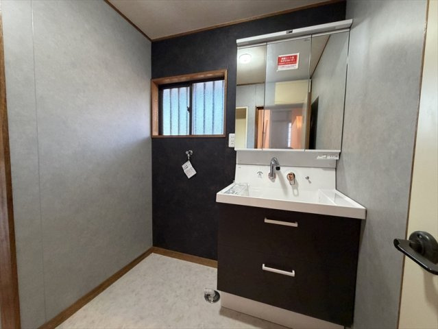 大室山の麓に建つリフォーム済の3LDKの独立洗面台|新品交換済みの洗面台