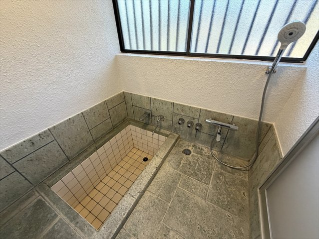 大室山の麓に建つリフォーム済の3LDKの浴室|温泉を楽しめる石造りの浴室