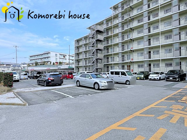 洋伸大宮マンションの駐車場