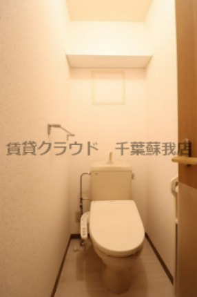 パンプキンハウスのトイレ|棚もあって荷物が置けていいですよね！
