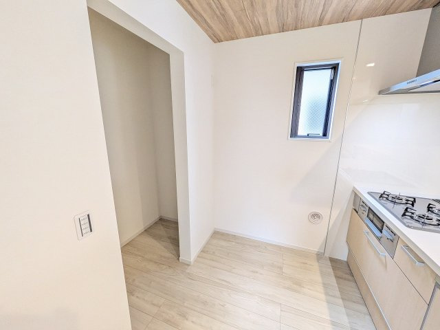 八王子市　元横山町　新築一戸建て　３期のキッチン|～キッチン背面にはパントリーを設置～