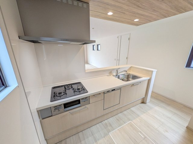 八王子市　元横山町　新築一戸建て　３期のキッチン|～３口コンロと広い調理台でお料理が捗ります～