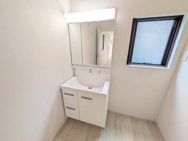 八王子市　元横山町　新築一戸建て　３期の独立洗面台|～３面鏡付きの独立洗面台　細々している物をスッキリ収納出来ます～