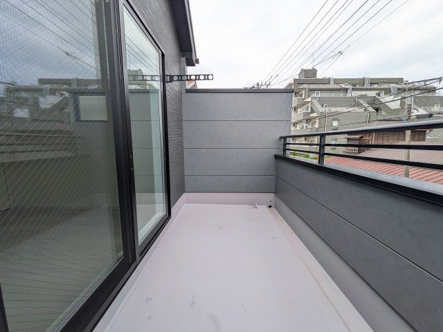 八王子市　元横山町　新築一戸建て　３期のバルコニー|～西向きに2面バルコニーがあります～