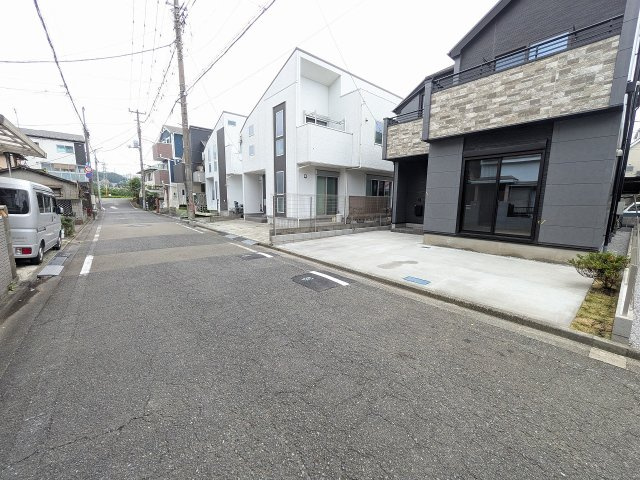 八王子市　元横山町　新築一戸建て　３期の前面道路含む現地写真|～西側5.2ｍ道路に面しています～