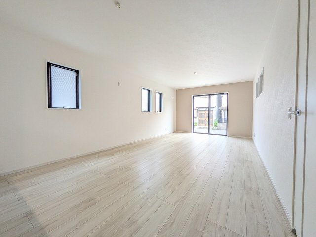 八王子市　元横山町　新築一戸建て　３期の居間・リビング|～20.0帖の明るいLDKで、家族団欒の時間をお過ごしいただけます～