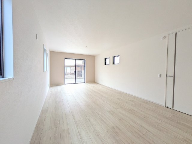 八王子市　元横山町　新築一戸建て　３期の居間・リビング|～20.0帖の明るいLDKで、家族団欒の時間をお過ごしいただけます～