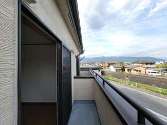 【バルコニー】 | 甲府市国母2丁目 平成20年築中古戸建 内装一新 車1台 | バルコニーは2部屋分独立しています。
