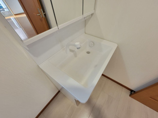 【独立洗面台】 | 甲府市国母2丁目 平成20年築中古戸建 内装一新 車1台 | 三面鏡仕様の洗面台