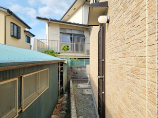【周辺】 | 甲府市国母2丁目 平成20年築中古戸建 内装一新 車1台 | 敷地東側境界