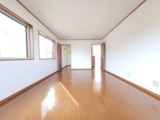 【洋室】 | 甲府市国母2丁目 平成20年築中古戸建 内装一新 車1台 | 2階南側　12.6帖洋室