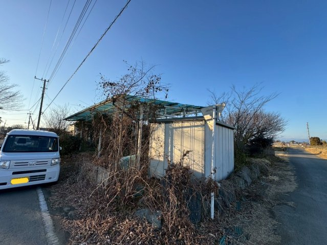 -三丁目不動産-　深谷市新井　中古戸建の前面道路含む現地写真