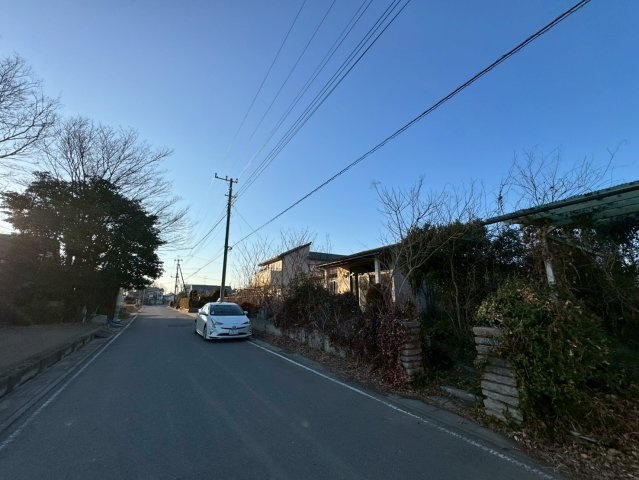 －三丁目不動産-　深谷市新井　中古戸建の前面道路含む現地写真