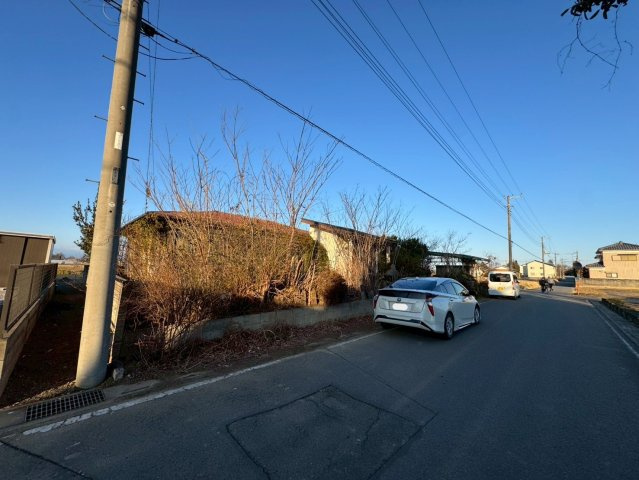 －三丁目不動産-　深谷市新井　中古戸建の前面道路含む現地写真