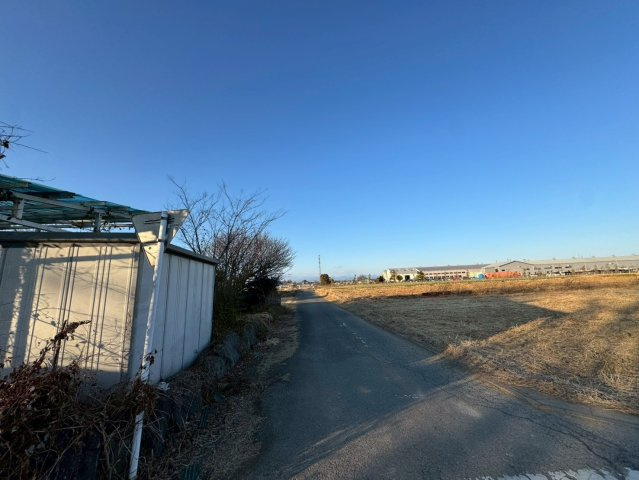 -三丁目不動産-　深谷市新井　中古戸建の前面道路含む現地写真