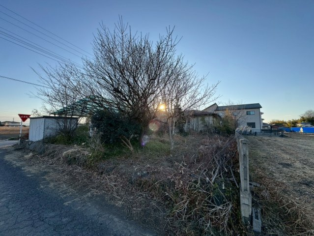 -三丁目不動産-　深谷市新井　中古戸建の前面道路含む現地写真