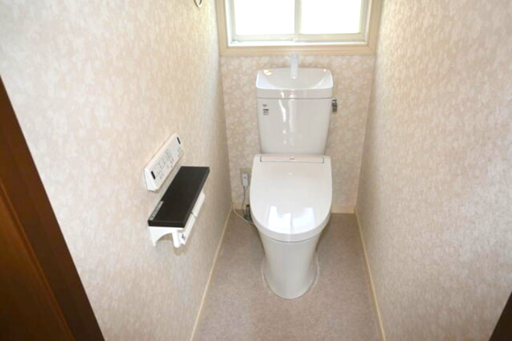 苦楽園二番町　のトイレ|窓があるトイレは、明るく換気も安心
