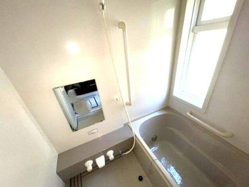 苦楽園二番町　の浴室|浴室は窓付きタイプを採用しており、換気と採光が簡単にできます