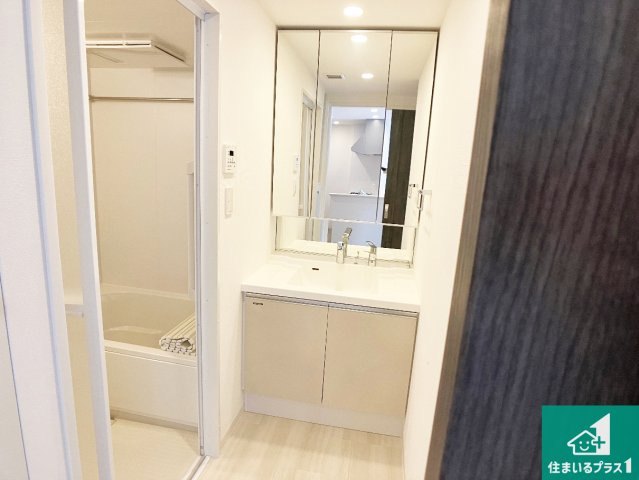 アルファスマート明石東野町人丸ヒルズの独立洗面台|清潔感のある洗面台です。フラットな鏡は掃除がしやすく毎日清潔！鏡裏には収納があるのでスッキリとした洗面台が保てます。