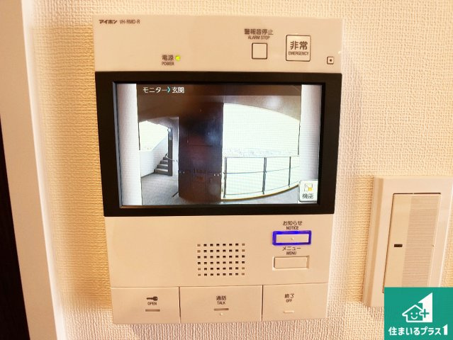 アルファスマート明石東野町人丸ヒルズの防犯設備|カラーモニターインターホン！声だけでなく来訪者の姿や顔がモニターで確認できるので、小さなお子様がいらっしゃるご家庭でも安心できます！
