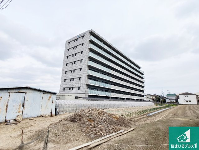 アルファスマート明石東野町人丸ヒルズの外観|周辺は閑静な住宅街！前面道路広々で車の出し入れも便利です。駐車が苦手な方でも安心して車庫入れできます！マンション外観！