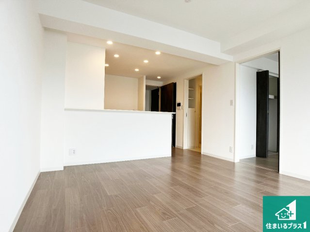 アルファスマート明石東野町人丸ヒルズの居間・リビング|日当たり良好の明るいリビングで朝の目覚めもスッキリできそう！対面キッチンでご家族のコミュニケーションも自然と増える設計！小さなお子様が遊ぶスペースを作っても広々とくつろげるLDK！