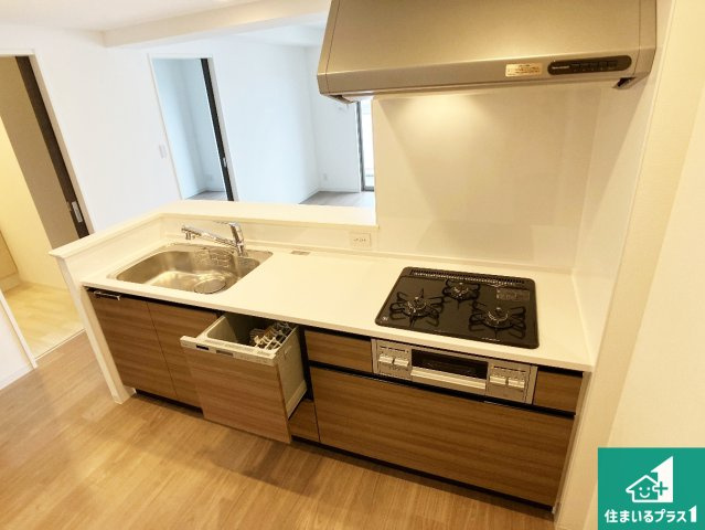 アルファスマート明石東野町人丸ヒルズのキッチン|子供を見守りながらお料理が出来るため家族のコミュニケーションか増えます♪スペースが広く確保されている為お子様が大きくなったときは一緒に料理を楽しめます♪